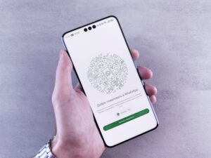 WhatsApp Beta previews status updates in the top app bar – Sammy Fans